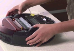 Comment nettoyer un aspirateur robot des débris et des poils d'animaux – conseils simples