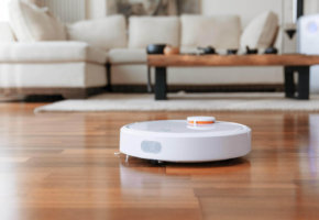 Choisir un aspirateur robot pour les surfaces dures (stratifié, parquet, carrelage)