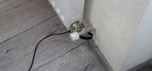 Fixer le dispositif de sécurité au radiateur Fixer le dispositif de sécurité au radiateur
