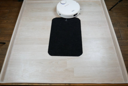 Aspirateur robot et tapis noir