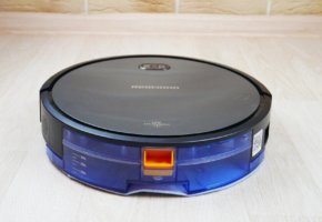 REDMOND RV-R650S WiFi : nettoyage à l’eau, contrôle par smartphone, lampe UV