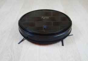 Eufy RoboVac G10 Hybrid : Un aspirateur robot doté d'un gyroscope et d'une bonne puissance d'aspiration.