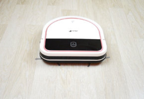 iBoto Smart N520GT Aqua : Un aspirateur robot abordable qui nettoie mieux dans les coins.