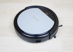 iBoto Smart X320G Aqua : Un aspirateur robot économique avec gyroscope et nettoyage humide.