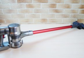 Dreame T20 : Un aspirateur vertical qui aspire efficacement les tapis et les reconnaît.