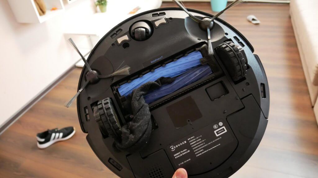Un aspirateur robot a mâchouillé une chaussette.