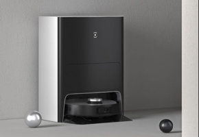 Ecovacs Deebot X1 OMNI : Un aspirateur robot quasi parfait, capable de se nettoyer automatiquement et de rincer les lingettes sur sa base.