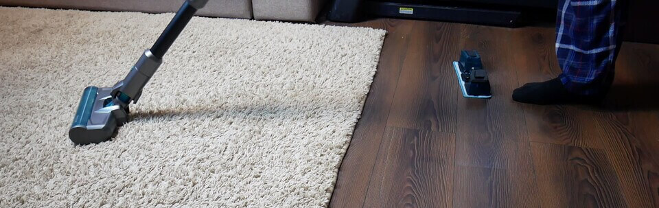 Nettoyage simultané à sec et à l'eau en présence de tapis