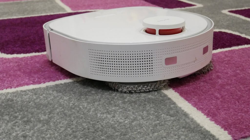 L'aspirateur robot a roulé sur la moquette.