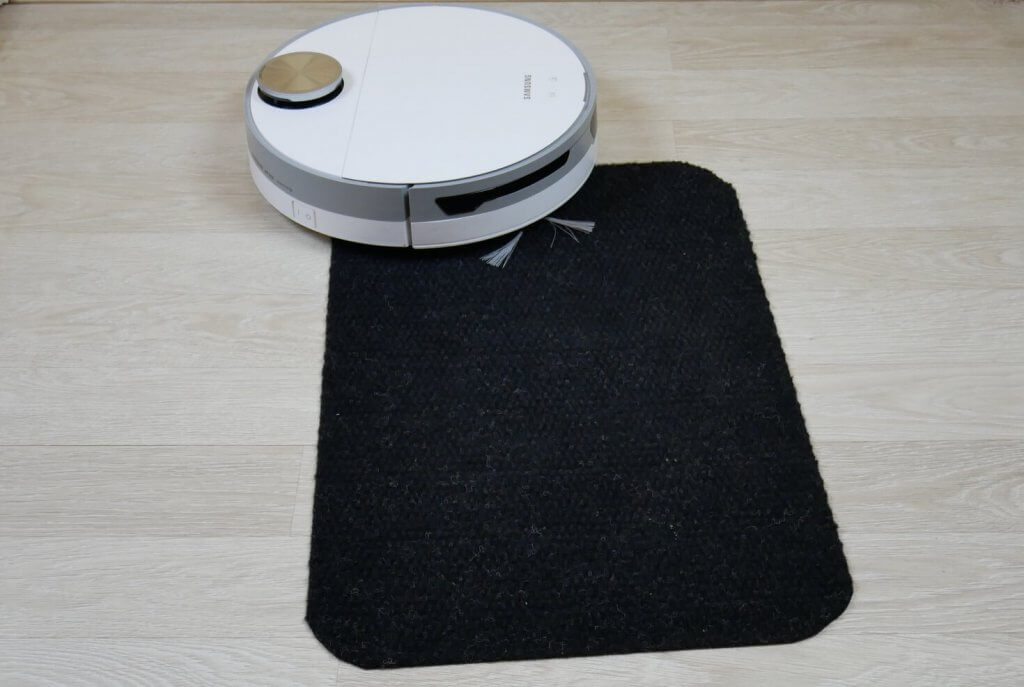 Le Samsung Jet Bot+ a peur du tapis de souris noir.