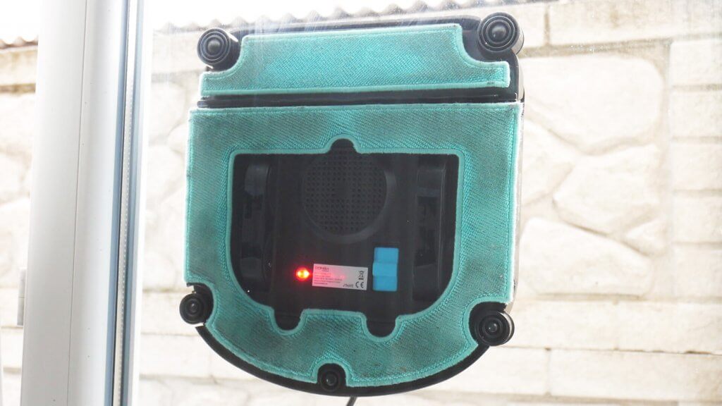 Robot laveur de vitres en mode d'urgence