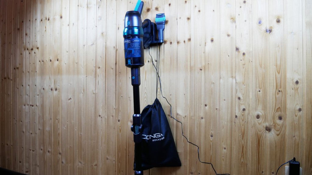 Rangement de l'aspirateur et de ses accessoires sur le support