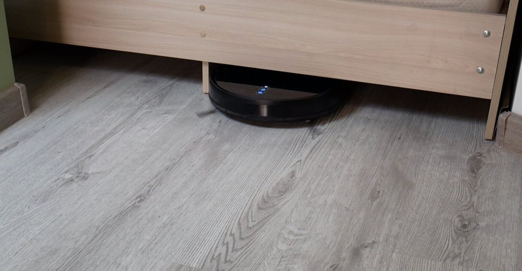 Nettoyage sous les meubles bas