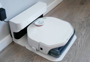 Xiaomi Smartmi A1 : Un aspirateur robot qui se nettoie tout seul pendant son cycle de nettoyage.