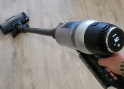 Redmond RV-UR375 : Aspirateur vertical avec suralimentation automatique pour tapis