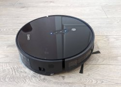 360 P7 : Un aspirateur robot abordable avec une caméra pour la navigation et le nettoyage humide.