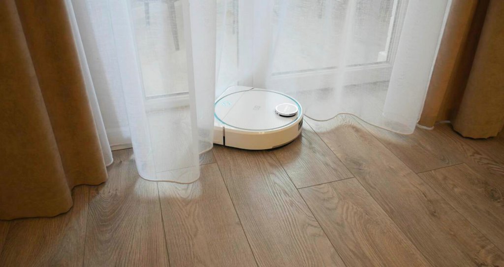 Hobot LEGEE-D8 : Nettoyage derrière les rideaux