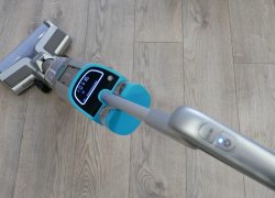 REDMOND RV-UR368 : Aspirateur vertical laveur avec brosse pour tapis et lampe UV