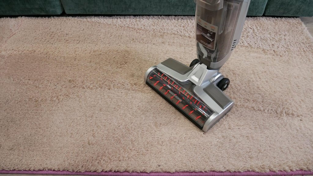 REDMOND RV-UR368 : Nettoyage de tapis
