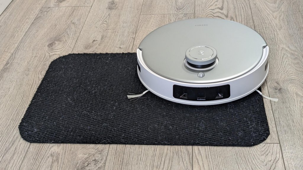 Ecovacs Deebot T20 Pro : Surfaces noires
