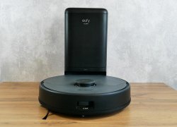 Eufy Clean X8 Pro : Un aspirateur robot puissant doté d’une turbobrosse autonettoyante et d’un bac à poussière.
