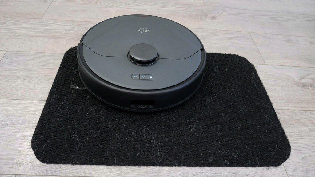 Eufy Clean X8 Pro : Élimine les surfaces noires