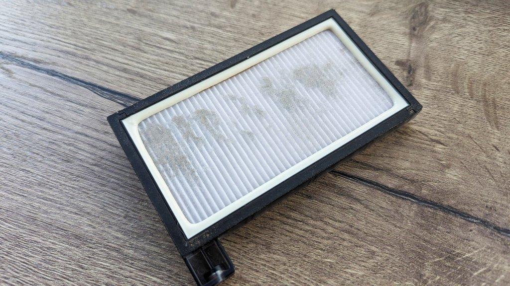 Eufy Clean X8 Pro : Débris derrière la grille du filtre HEPA