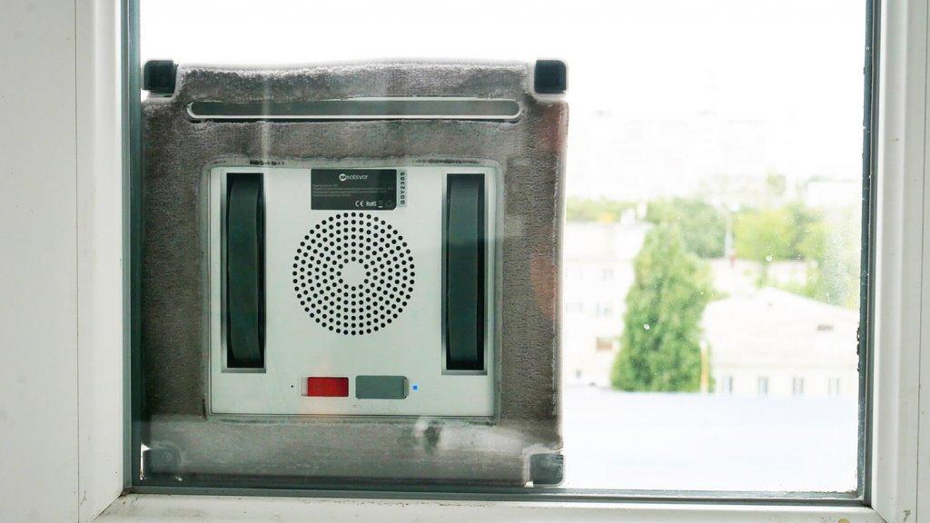 Neatsvor W10 : Nettoyage de vitres dans un coin