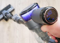 REDMOND VH1311 : Aspirateur vertical avec rétroéclairage, tube flexible et mode automatique