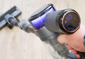 REDMOND VH1311 : Aspirateur vertical avec rétroéclairage, tube flexible et mode automatique