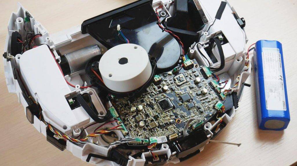 Un aspirateur robot démonté