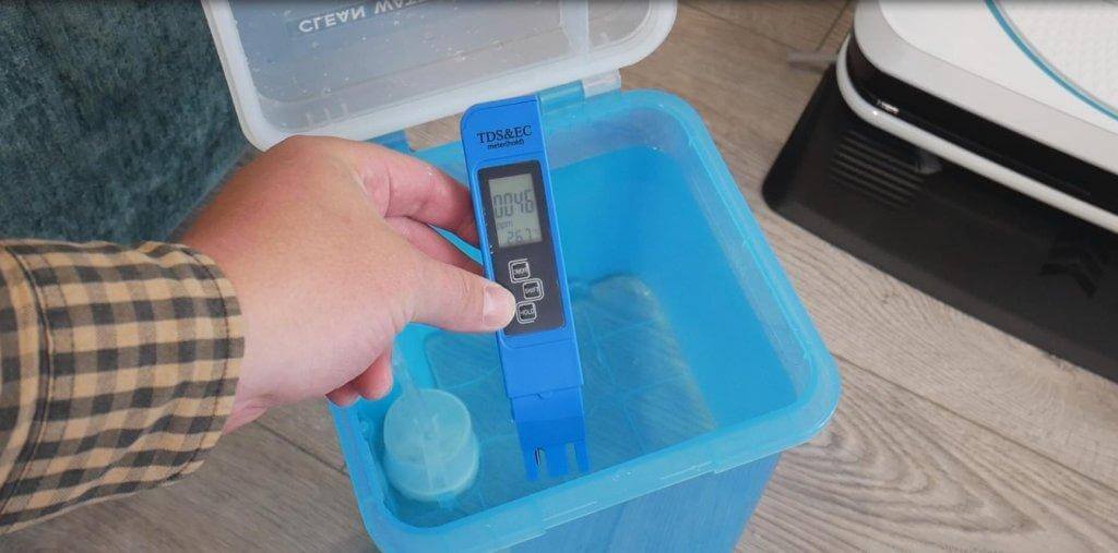 Contrôle de la qualité de l'eau à l'aide d'un testeur