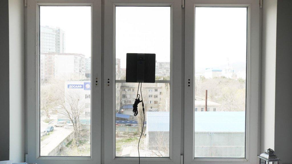 Dadget R100 : Nettoyeur de vitres étroit