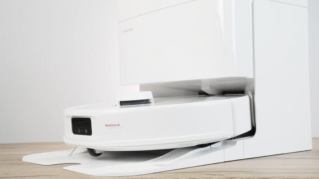 Roborock Qrevo MaxV : Robot sur la station