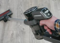 Teqqo Powerstick BASIC : Un aspirateur vertical pratique pour différents types de sols
