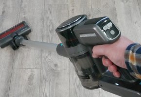 Teqqo Powerstick BASIC : Un aspirateur vertical pratique pour différents types de sols