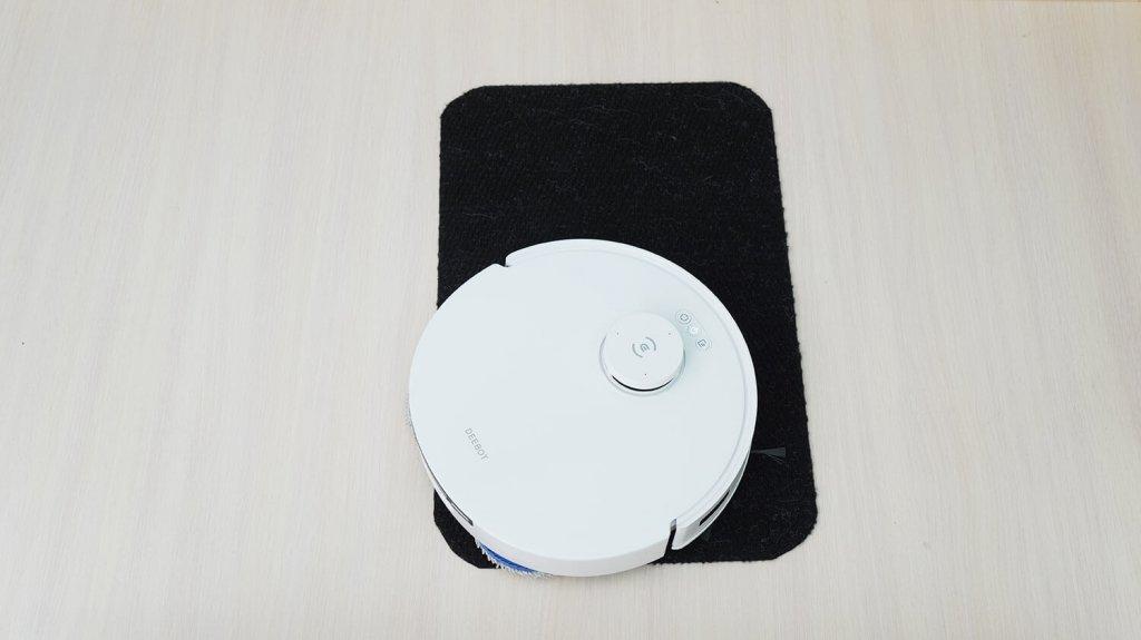 Ecovacs Deebot T30 PRO : Nettoyage des surfaces noires