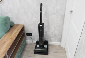 REMEZ IQSelf+ : un aspirateur vertical à double rouleau avec modes SMART