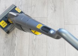 Deerma DEM-VX96W : un aspirateur vertical lave-linge avec deux rouleaux et un mode automatique