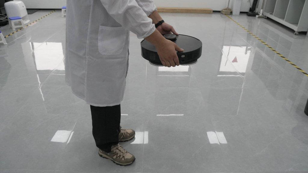 Test de collision de l'aspirateur robot Dreame