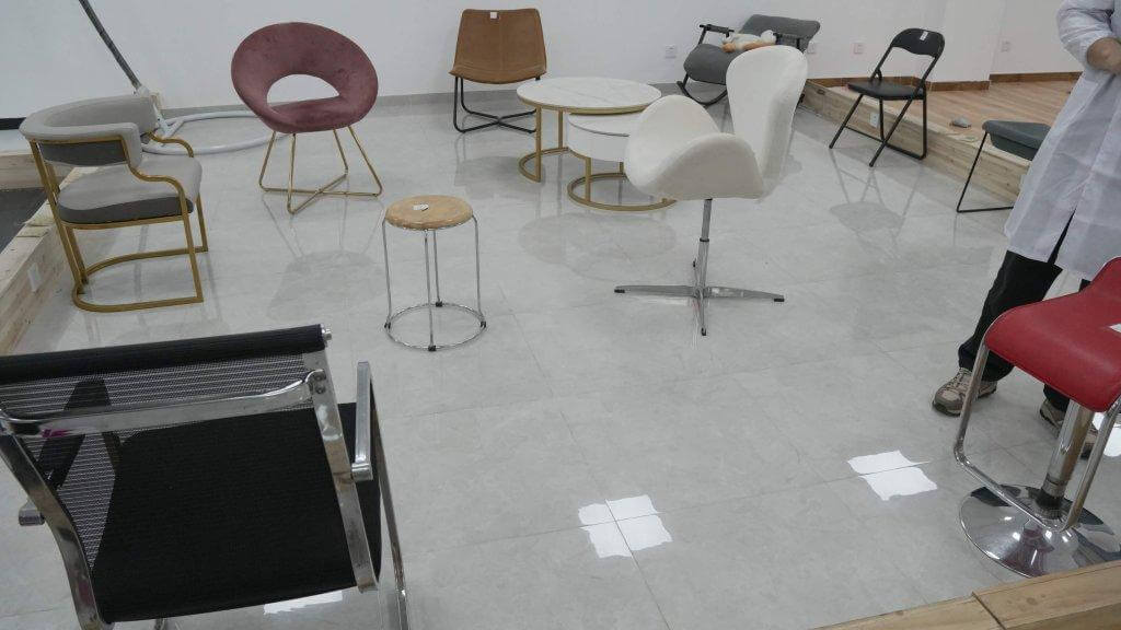 Testez avec des chaises de formes différentes.