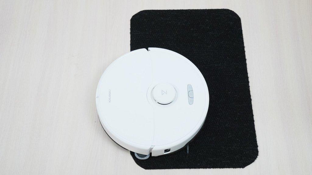 Roborock S8 Max Ultra : Conduite sur surfaces noires
