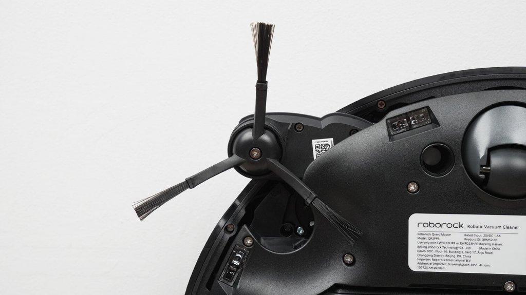 Roborock Qrevo Master : Brosse latérale rétractable