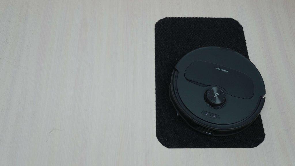 Roborock Qrevo Master : Conduite sur surfaces noires