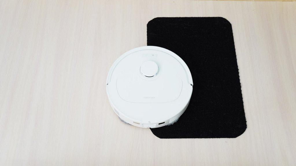 Roborock Qrevo S : Conduite sur surfaces noires