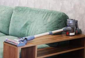 iLIFE H80 : Un aspirateur vertical abordable avec tube télescopique et éclairage