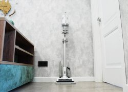 Midea VSS1800 : Un aspirateur vertical abordable avec un support de sol pratique
