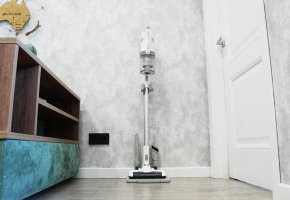 Midea VSS1800 : Un aspirateur vertical abordable avec un support de sol pratique