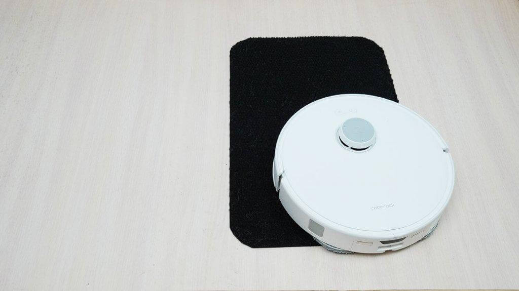 Roborock Qrevo Curv : Conduite sur surfaces noires