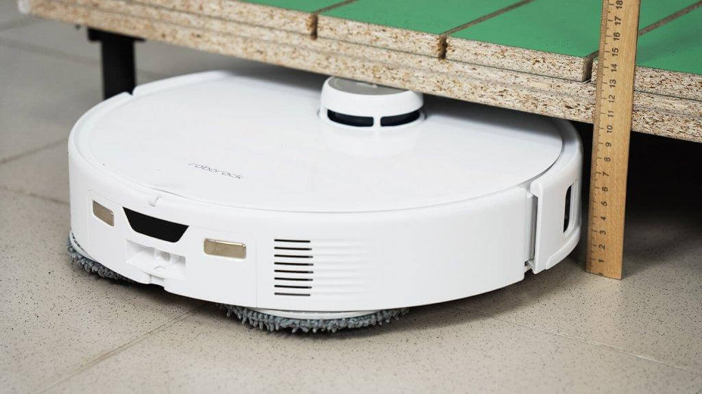 Roborock Qrevo Curv : Conduire sous des meubles bas